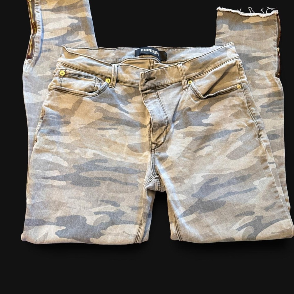 Express Women's Gray Camo Cropped Jeans Size 12.